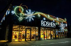 Святкова ілюмінація до Нового 2025 року на фасаді магазину ROSHEN, Бориспіль