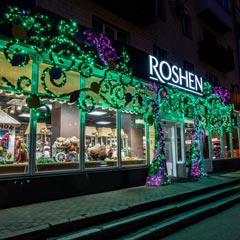Святкова ілюмінаційна декорація до Нового 2024 року на фасаді магазину ROSHEN, Полтава