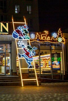 Новорічні декорації на фасаді магазину ROSHEN у&nbsp;м.Вишневе, Україна
