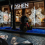 3D декорація «Пінгвіни на ковзанах» біля магазину ROSHEN, Івано-Франківськ, Україна 2023 3D декорація «Пінгвіни на ковзанах» біля магазину ROSHEN, Івано-Франківськ, Україна 2023
