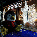 Об'ємна фігура «Пінгвін» і Сніжинка біля магазину ROSHEN, Івано-Франківськ, Україна 2023 Об'ємна фігура «Пінгвін» і Сніжинка біля магазину ROSHEN, Івано-Франківськ, Україна 2023
