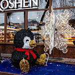 «Пінгвін» і Сніжинка біля магазину ROSHEN, Івано-Франківськ, Україна 2023 «Пінгвін» і Сніжинка біля магазину ROSHEN, Івано-Франківськ, Україна 2023
