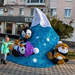 Об'ємна декорація перед магазином ROSHEN, Полтава, Україна 2023 Об'ємна декорація перед магазином ROSHEN, Полтава, Україна 2023