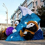 3D декорація «Пінгвіни на гірці» біля магазину ROSHEN, Полтава, Україна 2023 3D декорація «Пінгвіни на гірці» біля магазину ROSHEN, Полтава, Україна 2023