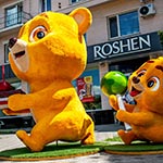 Братики Ведмедики з солодощами! 3D фігури ведмедів на площі перед магазином Рошен, Полтава, Україна, 2024 Братики Ведмедики з солодощами! 3D фігури ведмедів на площі перед магазином Рошен, Полтава, Україна, 2024