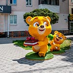 Братики Ведмедики поспішають на свято!
Площа перед магазином Рошен прикрашена об'ємними фігурами ведмедів. Полтава, Україна, 2024 Братики Ведмедики поспішають на свято!
Площа перед магазином Рошен прикрашена об'ємними фігурами ведмедів. Полтава, Україна, 2024