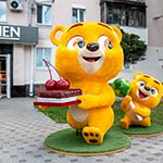 Братики Ведмедики біжать на свято! 3D фігури ведмедів прикрашають магазин Рошен, Полтава, Україна, 2024 Братики Ведмедики біжать на свято! 3D фігури ведмедів прикрашають магазин Рошен, Полтава, Україна, 2024
