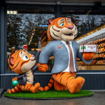 3D фігури Тата-Тигра і Сина-Тигреняти в оформленні площі перед вітриною магазину Рошен, Тернопіль, Україна, 2024 3D фігури Тата-Тигра і Сина-Тигреняти в оформленні площі перед вітриною магазину Рошен, Тернопіль, Україна, 2024