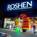 Олень, що творить свято - новорічна світлова декорація біля магазину ROSHEN, Київ, Україна 2024 Олень, що творить свято - новорічна світлова декорація біля магазину ROSHEN, Київ, Україна 2024