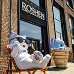 «Котики у фонтана» — летняя 3D-композиция возле магазина ROSHEN, Киев, Украина, 2026