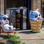 «Котики у фонтана» — летняя 3D-композиция возле магазина ROSHEN, Киев, Украина, 2026