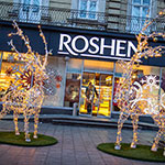Різдвяні Олені вдень на тротуарі перед магазином ROSHEN, Львів, Україна 2024 Різдвяні Олені вдень на тротуарі перед магазином ROSHEN, Львів, Україна 2024