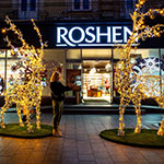 Селфі з Оленями – святкове оформлення магазину ROSHEN, Львів, Україна 2024 Селфі з Оленями – святкове оформлення магазину ROSHEN, Львів, Україна 2024