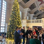 Прикрашена гірляндами Новорічна ялинка в декораціях знімального майданчику фільму «Потяг у 31 грудня», Україна, 2024 Прикрашена гірляндами Новорічна ялинка в декораціях знімального майданчику фільму «Потяг у 31 грудня», Україна, 2024