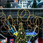 Витончені підвісні кільця з гірлянд з мініатюрними світлодіодами (гірлянда-«роса») над ялинкою - новорічна ілюмінація в прикрасі інтер'єру ТЦ «ЕПІЦЕНТР», Київ, Україна 2024 Витончені підвісні кільця з гірлянд з мініатюрними світлодіодами (гірлянда-«роса») над ялинкою - новорічна ілюмінація в прикрасі інтер'єру ТЦ «ЕПІЦЕНТР», Київ, Україна 2024