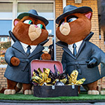 Шпигуни Коти на таємній зустрічі. Об’ємні фігури на тротуарі біля магазину Рошен, Умань, Україна, 2024 Шпигуни Коти на таємній зустрічі. Об’ємні фігури на тротуарі біля магазину Рошен, Умань, Україна, 2024