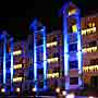 В оформленні світлом будівлі готелю Sky-HOTEL гірлянди поєднуються з динамічним світлодіодним підсвічуванням фасаду LED-прожекторами RGB. Буковель, Україна.
