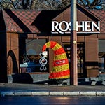 Новорічна ялинка прикрашає вхід в магазин ROSHEN, Нивки, Київ, Україна 2023 Новорічна ялинка прикрашає вхід в магазин ROSHEN, Нивки, Київ, Україна 2023