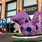 Дракони на варті магазину, ROSHEN, Деміївка, Київ, Україна 2023 Дракони на варті магазину, ROSHEN, Деміївка, Київ, Україна 2023