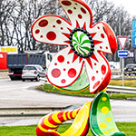 Об'ємна фігура квітки в інсталяції біля магазину ROSHEN, Гатне, передмістя Києва, 2026 Об'ємна фігура квітки в інсталяції біля магазину ROSHEN, Гатне, передмістя Києва, 2026