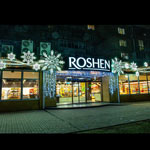 Новорічна декорація фасаду магазину ROSHEN, Умань, Україна 2024 Новорічна декорація фасаду магазину ROSHEN, Умань, Україна 2024