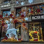 Святкова ілюмінація на фасаді магазину ROSHEN, Бухарест, Румунія 2025 Святкова ілюмінація на фасаді магазину ROSHEN, Бухарест, Румунія 2025