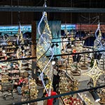 Ексклюзивні люстри зі світлового шнура та гірлянд в оформленні магазину. Епіцентр, Київ, Україна 2023 Ексклюзивні люстри зі світлового шнура та гірлянд в оформленні магазину. Епіцентр, Київ, Україна 2023