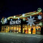 Святкова декорація на фасаді магазину, ROSHEN, Бориспіль, Україна 2024 Святкова декорація на фасаді магазину, ROSHEN, Бориспіль, Україна 2024