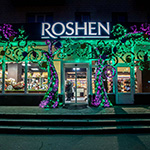 Святкова декорація на фасаді магазину, ROSHEN, Полтава, Україна 2023 Святкова декорація на фасаді магазину, ROSHEN, Полтава, Україна 2023