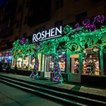 Святкова ілюмінація на фасаді магазину, ROSHEN, Полтава, Україна 2023 Святкова ілюмінація на фасаді магазину, ROSHEN, Полтава, Україна 2023