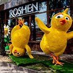 Яскраві фігури Курчат біля магазину ROSHEN, Івано-Франківськ, Україна Яскраві фігури Курчат біля магазину ROSHEN, Івано-Франківськ, Україна
