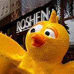 Фігура «Танцююча Ціпа» біля магазину ROSHEN, Івано-Франківськ, Україна Фігура «Танцююча Ціпа» біля магазину ROSHEN, Івано-Франківськ, Україна