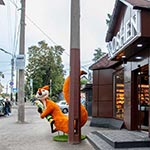 «Шалена білка» біля магазину ROSHEN, Нивки, Київ, Україна 2023 «Шалена білка» біля магазину ROSHEN, Нивки, Київ, Україна 2023