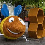 «Шалена Бджілка» - 3D фігури: бджола і соти на вулиці перед входом до магазину ROSHEN, Львів «Шалена Бджілка» - 3D фігури: бджола і соти на вулиці перед входом до магазину ROSHEN, Львів