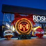 Ілюмінація-фотозона на вході до магазину ROSHEN, Буча, Україна 2024 Ілюмінація-фотозона на вході до магазину ROSHEN, Буча, Україна 2024
